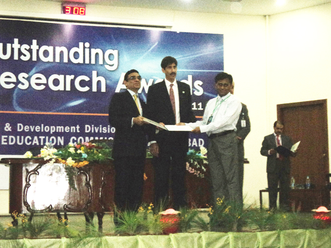 Dr. Khanji receiving his award